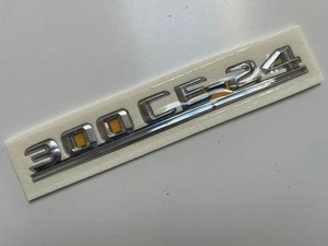 Schriftzug Typenschild "300CE-24" Kofferraumdeckel für Mercedes W124 Coupe NEU - Picture 1 of 4