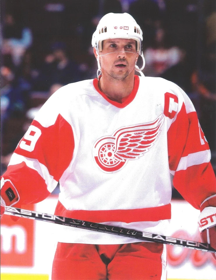 STEVE YZERMAN 8X10 PHOTO HOCKEY DETROIT RED WINGS PICTURE NHL - Image 1 of 1