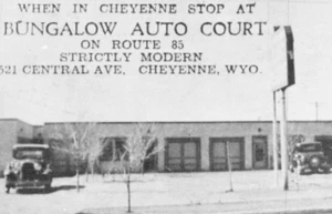 Bungalow Autohof Route 85 Cheyenne Wyoming alte Autos Straße Vintage c1940 Postkarte - Bild 1 von 5