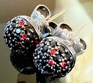 Orecchini a perno zaffiro sfera rotonda rossa e nera John Hardy Naga $1395 sterling e 18 carati - Foto 1 di 13