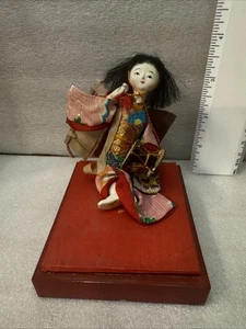 Vintage antike japanische 5" Puppe/Figur auf rotem Ständer, Marshall Field & Company - Bild 1 von 8