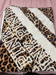NUEVA CON ETIQUETAS MANTA SHERPA VICTORIA'S SECRET ROSA LEOPARDO GRANDE 60" X 72" - Imagen 1 de 6