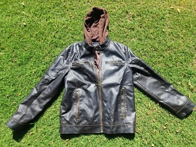 Chaqueta de bombardero con cremallera de cuero marrón sintético talla mediana remache negro para hombre Foto 1 de 4