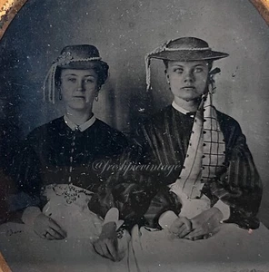 Viktorianischer Ambrotyp weibliches Paar/seltenes LGBTQ-Porträt von Frauen, die Hände halten - Bild 1 von 11