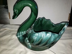 HULL # 812 USA - GREEN & WHITE SWAN PLANTER - Picture 1 of 11