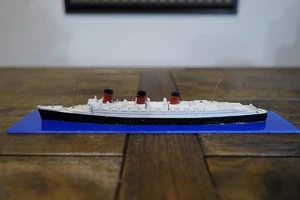 Ozeandampfer Schiffsmodell 3 Trichter Cunard Queen Mary Style Maßstab 1:1200 Display - Bild 1 von 5