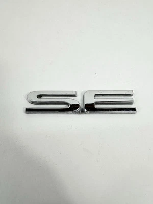 Daewoo Lanos "SE" Original Puerta Trasera Insignia Emblema Logo Usado OEM Foto 1 de 4