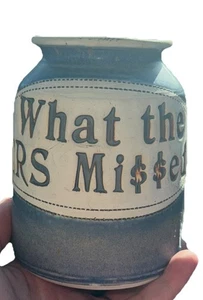 Raro vaso 1991 Dr. Brophy Word ceramica IRS MI$$ED fatto a mano numerato arte vintage - Foto 1 di 10