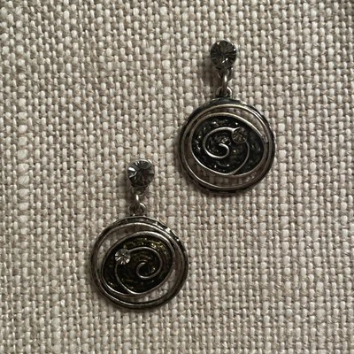 Pendientes colgantes boho vintage Chico's redondos remolino esmalte gris cristal plata Foto 1 de 4