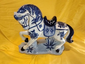 Exquisito caballo chinoiserie pintado a mano vintage azul y blanco, caballo rampante - Imagen 1 de 9