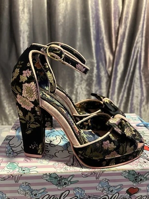 Plataformas Irregular Choice Talla 6 Negro y Rosa Satinado Floral “Flaming June” En Caja Foto 1 de 4