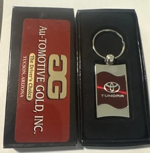 TOYOTA TUNDRA Rectangular Onda Llavero Anillo Llavero ROJO BORGOÑA NUEVO EN CAJA - Imagen 1 de 1