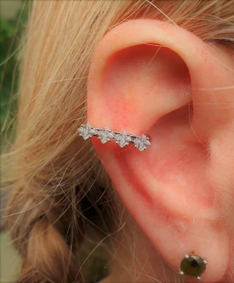 Juego de puntas triangulares con clip de cuatro cuadradas de circonita cúbica no perforante enchapado en rodio Foto 1 de 4