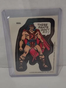 Adesivo Topps Marvel fumetto eroi 1974 1975 Kull - Foto 1 di 1