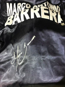 BATA DE BOXEO FIRMADA POR MARCO ANTONIO BARRERA AUTOGRAFIADA CON PRUEBA Y CERTIFICADO DE AUTENTICIDAD RARA - Imagen 1 de 2