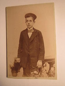 Dresden - stehender Junge mit Schüler-Mütze - Kulisse / CDV - Bild 1 von 2