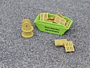 1:76 OO gauge 1 hand painted Green Waste Skip + 15 Pallets + 2 Cable Drums - Picture 1 of 2