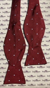 Brooks Brothers Fliege weinrot mit hellblauen Tupfen-Design (neu - kleine Mängel) - Bild 1 von 2