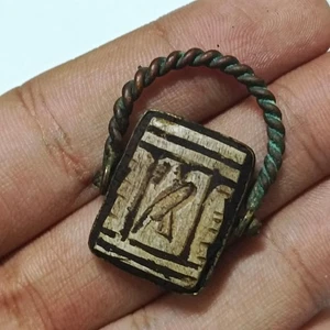 Anello antico egizio con disegno geroglifico manufatto rame vintage - Foto 1 di 9