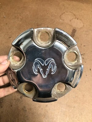 (1) ONE 2002-2008 DODGE RAM 1500 tapa central 2162 2215 OEM cromo 52106536AC Foto 1 de 4