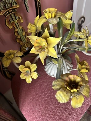 Aplique floral con lámpara de narciso italiano Tole Foto 1 de 4