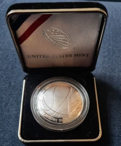 2020 Basketball Hall of Fame Proof Silver Dollar Curved Coin Box - Bild 1 von 4