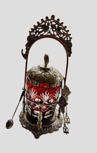 This is a Victorian-era silver-plated pickle castor with cranberry glass insert - Bild 1 von 8