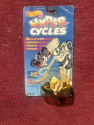 Motocicleta Hot Wheels Hyper Cycles com Stunt Rider #9 amarela e azul - Imagem 1 de 4