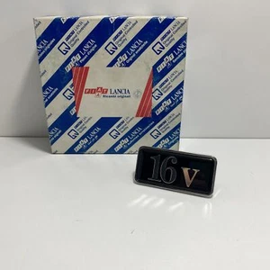 SIGLA MODELLO 16v LANCIA THEMA BN/SW ORIGINALE 82484506 - Imagen 1 de 5