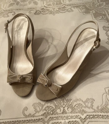 Sandálias Anne Klein Tecido Taupe Peekaboo 3 1/2 Wedge ~ Laço no Top Tamanho 10 Médio - Imagem 1 de 4