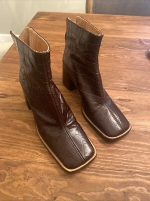 Botín de cocodrilo en relieve marrón hiedra Miista tacón bloque Foto 1 de 4