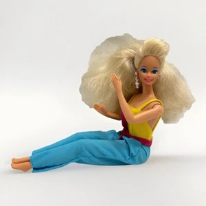 Muñeca Barbie de moda vintage con top amarillo pantalones azules mono conjunto - Imagen 1 de 9