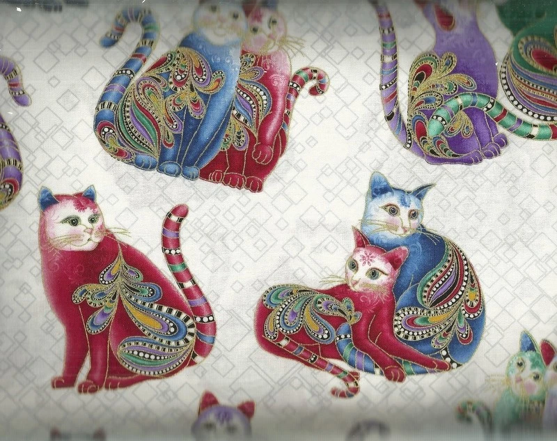 Tecido Benartex Cat i tude II gatos brincalhões branco multi metálico - Imagem 1 de 1