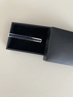 Clip de corbata/barra de lujo de diseñador Hugo Boss esmalte plateado y negro PVP £160 Foto 1 de 4