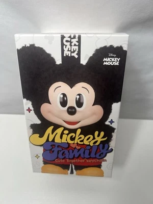 POPMART Mickey Family Cute Together KeyChain Series Blind Box Figure toy NEW - Imagem 1 de 4