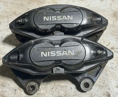 Pinza de freno delantera R L Nissan 350Z 370Z 2009-2019 Akebono OEM4502 Foto 1 de 4
