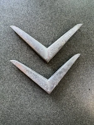 DE COLECCIÓN 1955 1956 CHRYSLER WINDSOR CUARTO PANEL V EMBLEMA OEM 1620575 MOPAR Foto 1 de 4