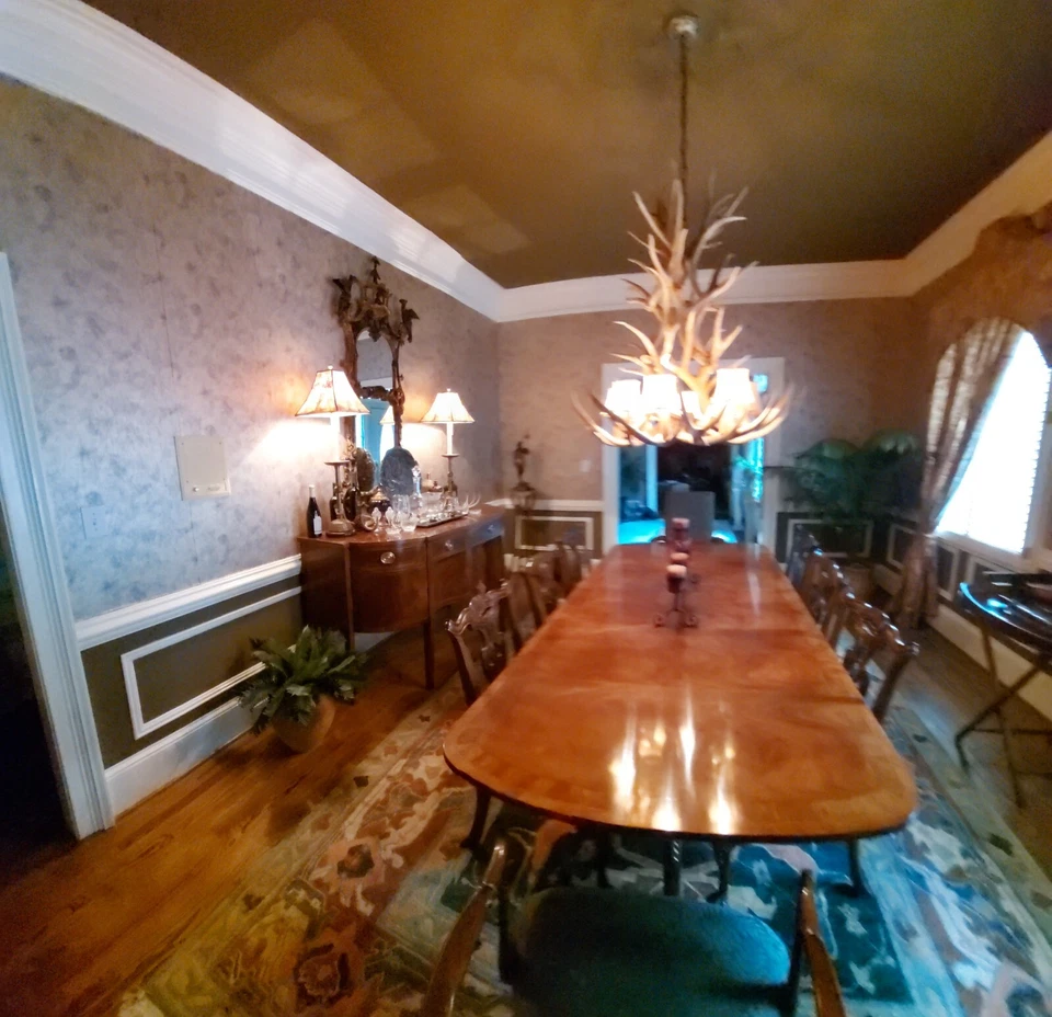 Mesa de comedor vintage Henredon Best con acabado de madera, 8 sillas con Hutch a juego  Foto 1 de 1