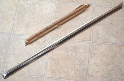 NOS 1951 福特定制 4dr 轿车左后门装饰下车身模塑,“福特” — 第 1/4 张图片