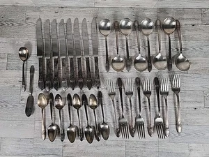 Vintage 34 Piece 1847 Rogers Bros IS “FIRST LOVE” Silverplated Flatware Lot - Picture 1 of 8