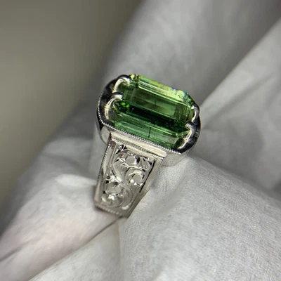 Anillo de plata grabado enchapado en rodio hecho a mano turmalina verde natural de 7,7 quilates Foto 1 de 4