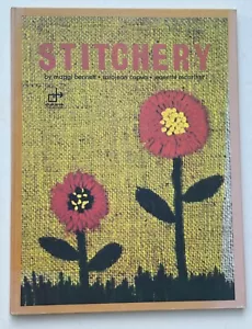 Stitchery Hard Cover By Maggi Bennett Saracen Capua Signed Rare Hard Cover VG - Foto 1 di 6