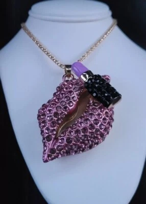 SEXY HOT LIPS Betsey Johnson 3D Cristal Lavanda Lápiz Labial Colgante Collar Nuevo con Etiquetas Foto 1 de 4