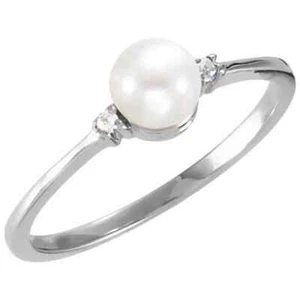 Anillo de diamantes de perlas cultivadas de agua dulce y 0,025 CTW en oro blanco de 14 K - Imagen 1 de 2