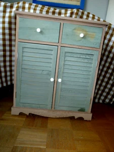 hübsches kleines Schränkchen - Bild 1 von 4