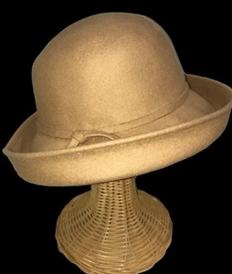 Cappello donna cammello feltro lana tesa secchiello 23" circonferenza interna nuovo senza etichette - Foto 1 di 7