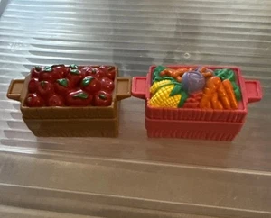 Fisher Price Little People Lebensmittelkorb Kiste Karotten Mais Kohl Äpfel Menge f 2 - Bild 1 von 1