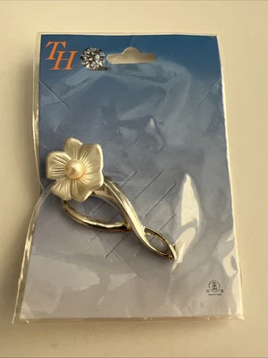 Broche prendedor flor blanca imitación perla tono plata 2 1/4" nuevo Foto 1 de 4