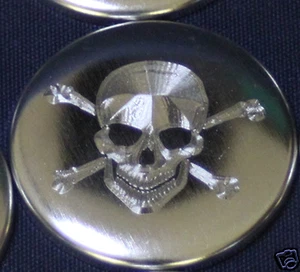 Pin Button Badge Ø25mm Tête de Mort Skull gravure couleur métal - Afbeelding 1 van 4