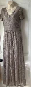 Next kurzärmliges Maxikleid mit Spitzenüberzug Größe 10 neu mit Etikett taupe - Bild 1 von 7